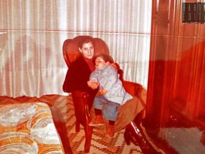 ....Il pavimento poi era tutto realizzato a mosaico�. Ci mostra infatti alcune immagini dove Gigi riposa tra le braccia di mamma Grazia: qui � evidente lo stile delle mattonelle